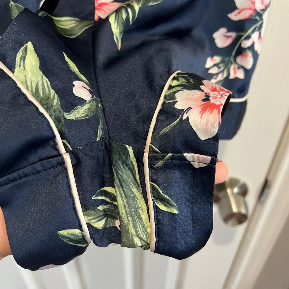 Victoria’s Secret Satin Floral Pajama Romper XS Navy Silk Sleepwear Shorts Set - Picture 5 of 8